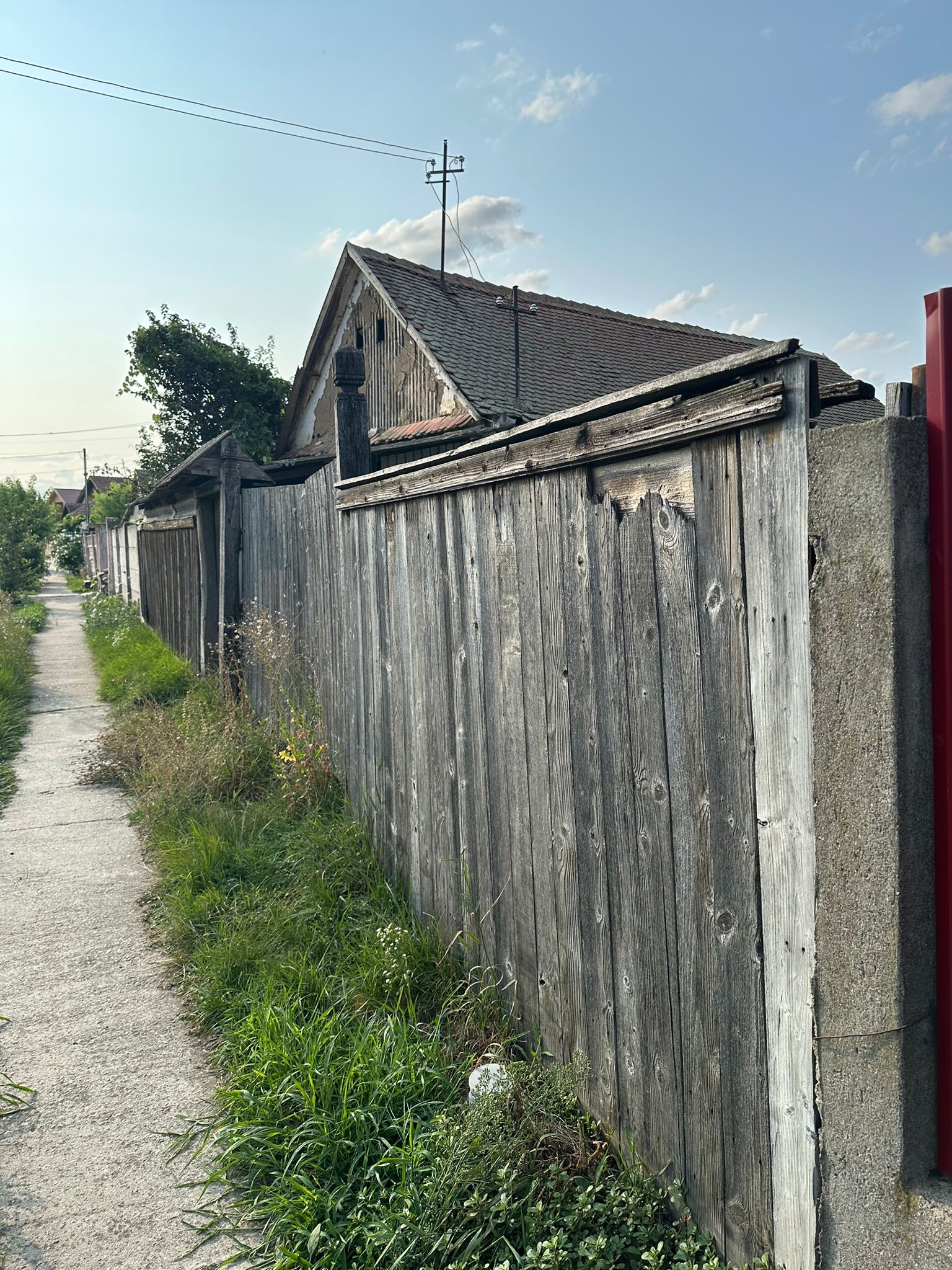 Casă de vacanță sau rezidențială care necesită renovare.